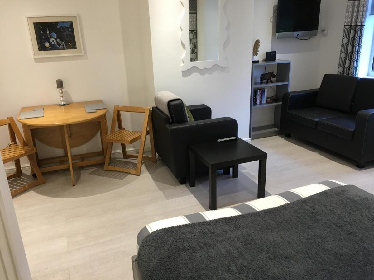 Spacious Ground Floor Studio Flat - Easy Access To Stansted Airport, London And Cambridge Lejlighed Bishop's Stortford Eksteriør billede