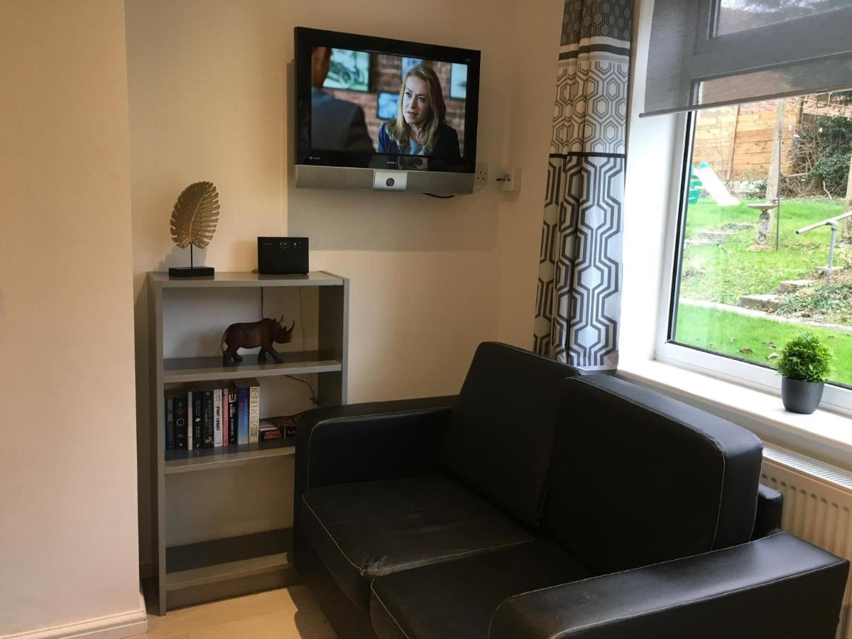 Spacious Ground Floor Studio Flat - Easy Access To Stansted Airport, London And Cambridge Lejlighed Bishop's Stortford Eksteriør billede