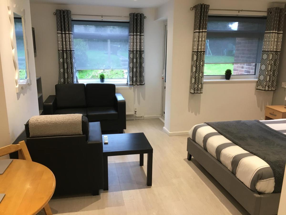 Spacious Ground Floor Studio Flat - Easy Access To Stansted Airport, London And Cambridge Lejlighed Bishop's Stortford Eksteriør billede